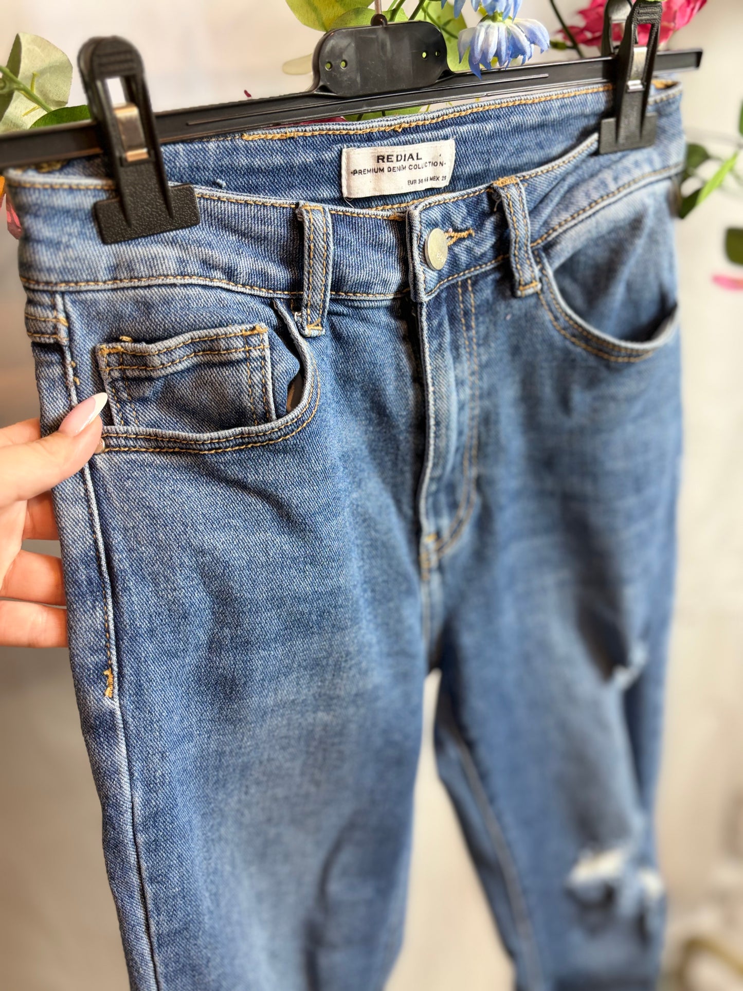 š¤Ripped Jeans - Redial