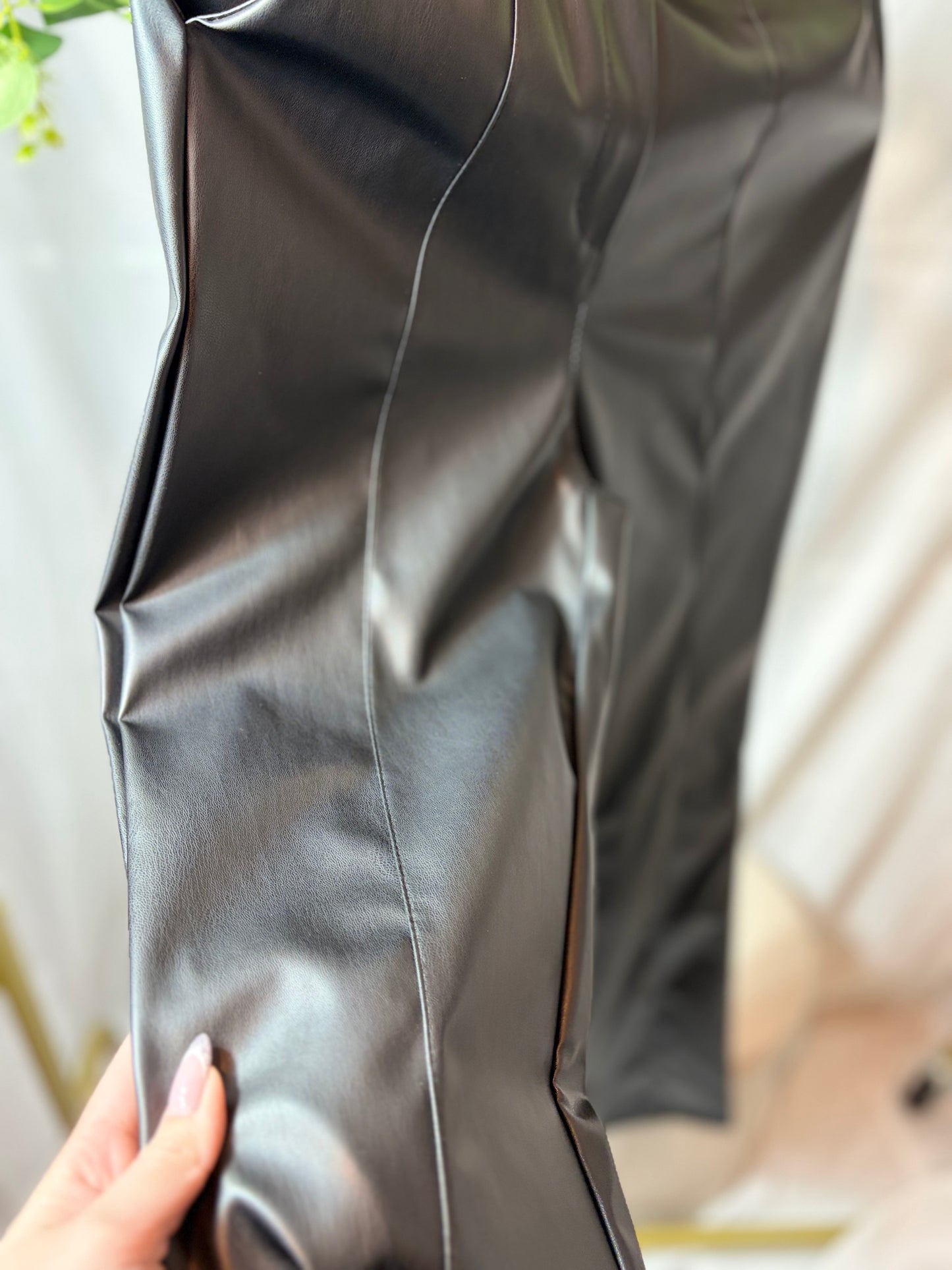 🤍Zwarte Leather Look Broek - Lvcilia